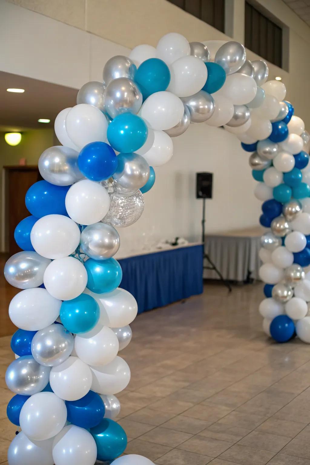 Balloon arch in winter colors