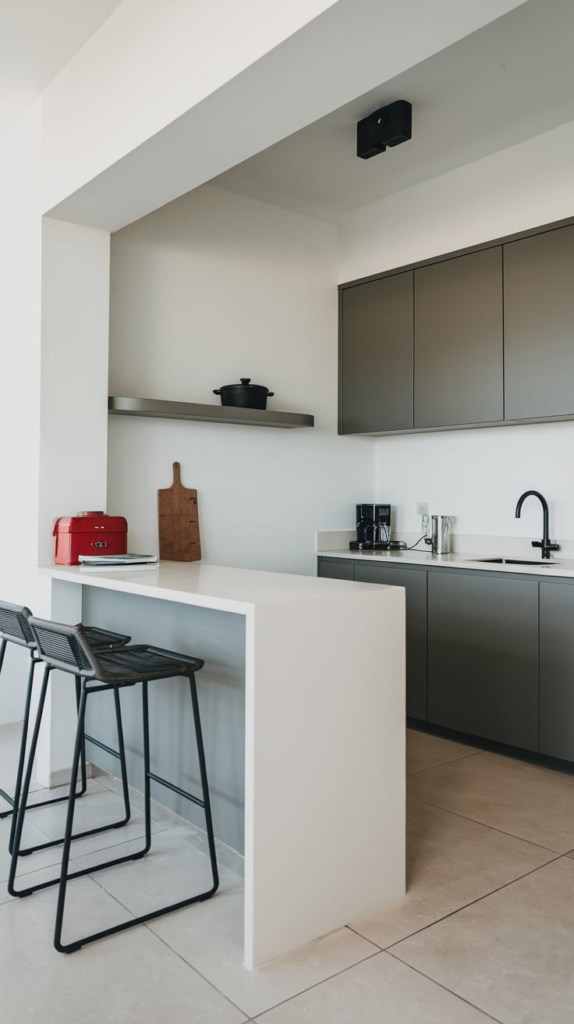 Mirrored kitchen bar with glamorous appeal