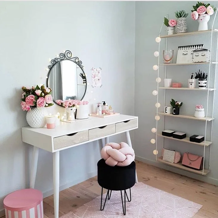 Minimalist Vanity Purse Storage